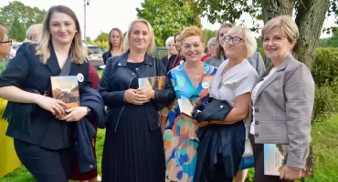 Wrócili do swojej szkoły. Z książką pełną wspomnień