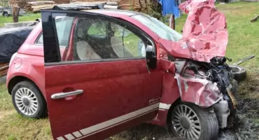 Uciekała przed policją. Najpierw uderzyła w auto, potem w płot