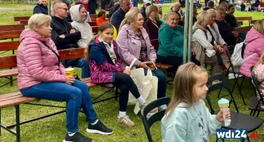 Jesienna aura ich nie odstraszyła. W Brańszczyku bawili się „Pod skrzydłami bociana”
