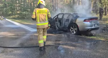 Samochód zapalił się podczas jazdy. Kierowca w porę zauważył ogień