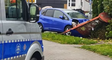 Zasłabła za kierownicą i uderzyła w ogrodzenie. Zdarzenie na skrzyżowaniu w Wyszkowie